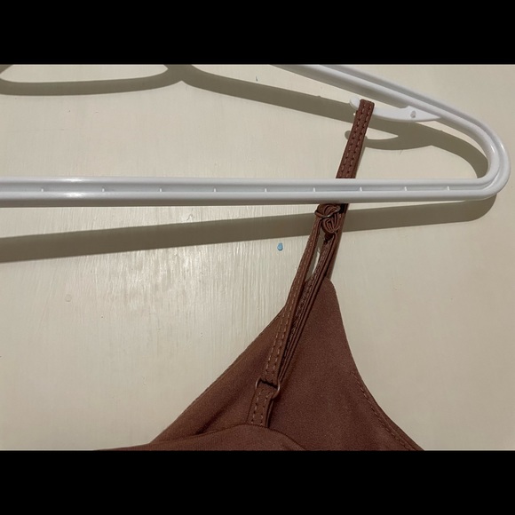 V Neck Cropped Tank Top/Cami - Picture 3 of 4